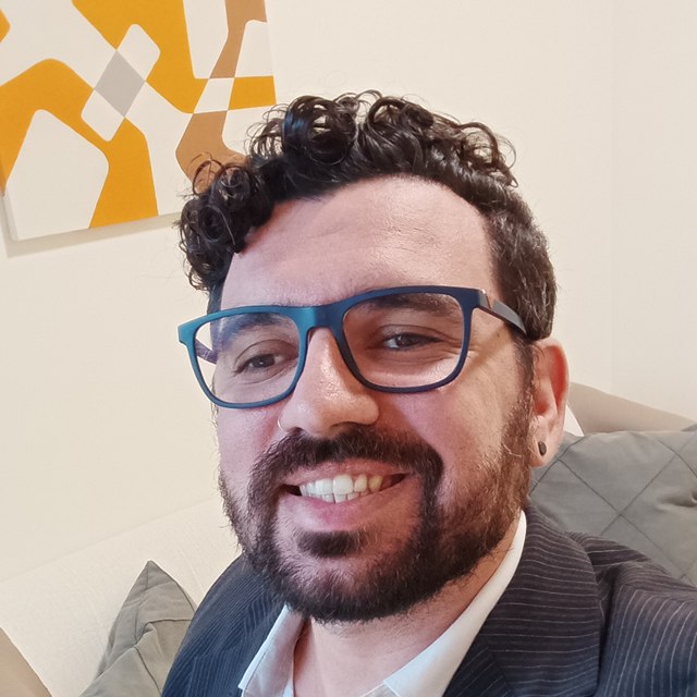 Felipe Queiroz sorrindo, em foto publicada no perfil.