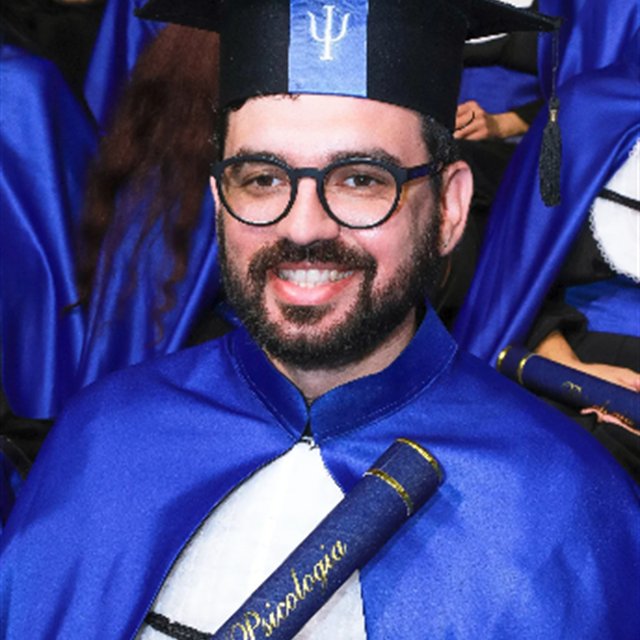 Felipe Queiroz na formatura em Psicologia.